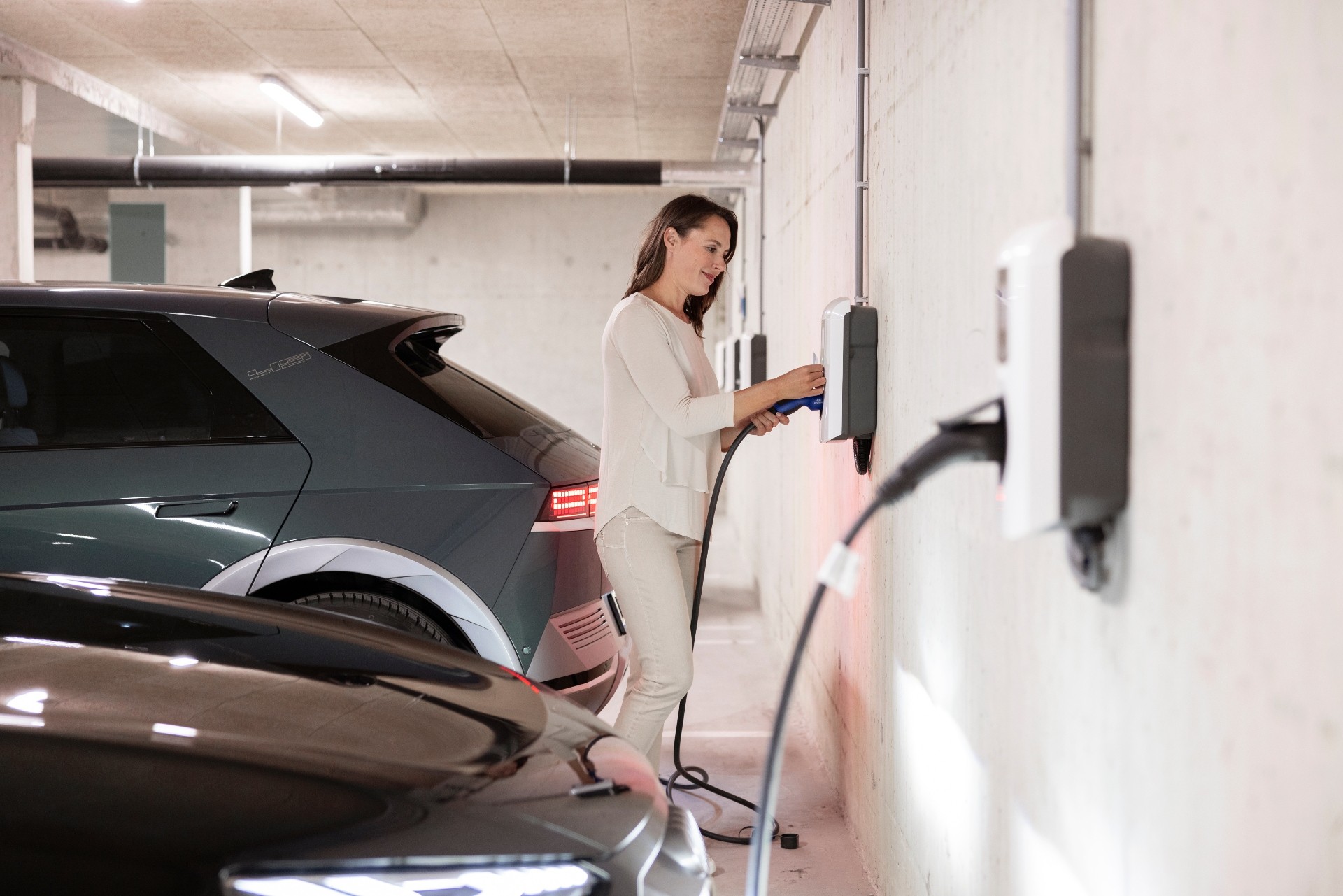 建一個(gè)汽車充電站需要搭配哪些充電樁機(jī)型？