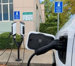 關于汽車充電樁的標準化與個性化服務探討